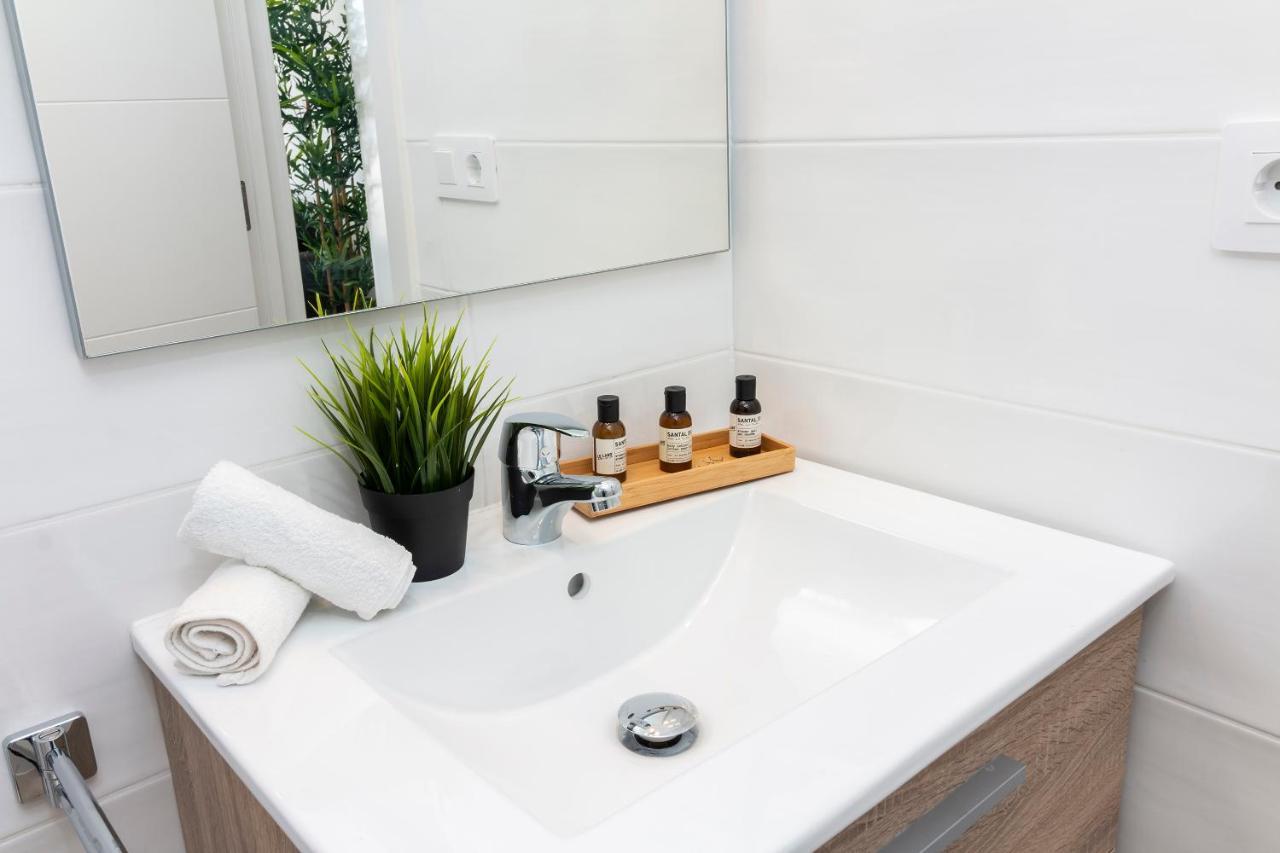Homeforguest Modern And Recently Renovated Apartment In Arona Arona  Eksteriør billede